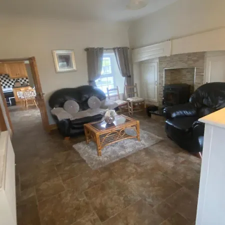 Cheerful 3 Bedroom Country