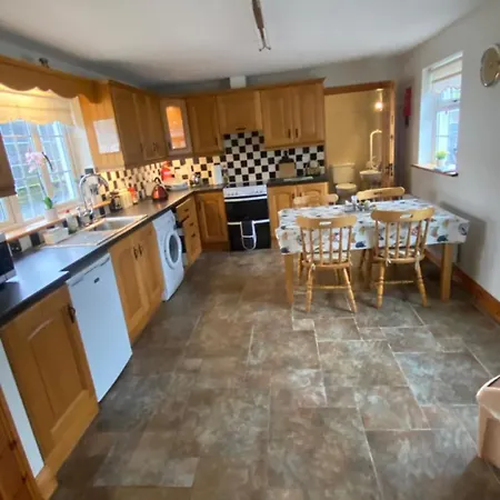 Cheerful 3 Bedroom Country Apartment Ennis