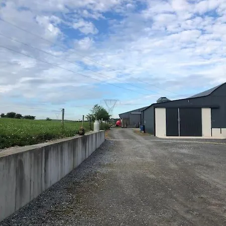 Cheerful 3 Bedroom Country *